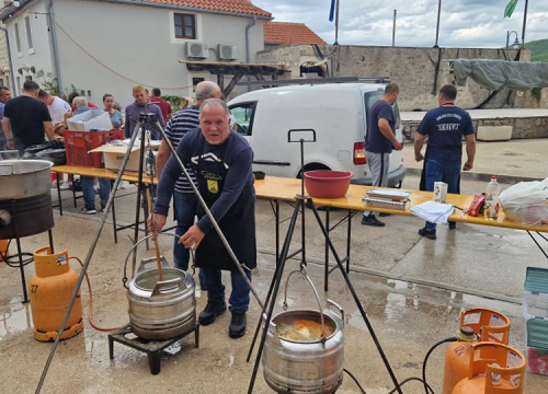 Fotografija 7 - Slavonski duh u srcu Dalmacije: Druženje uz čvarke i čobanac u Tribunju