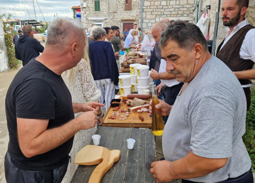 Fotografija 9 - Slavonski duh u srcu Dalmacije: Druženje uz čvarke i čobanac u Tribunju
