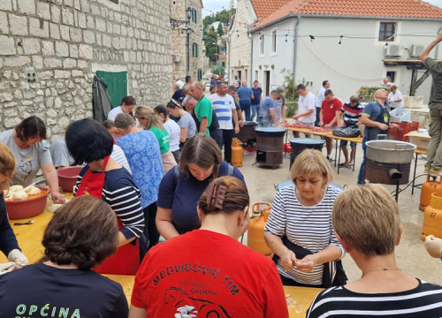 Fotografija 3 - Slavonski duh u srcu Dalmacije: Druženje uz čvarke i čobanac u Tribunju