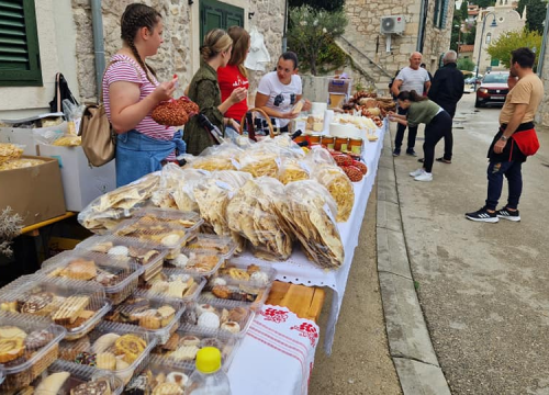 Fotografija 2 - Slavonski duh u srcu Dalmacije: Druženje uz čvarke i čobanac u Tribunju