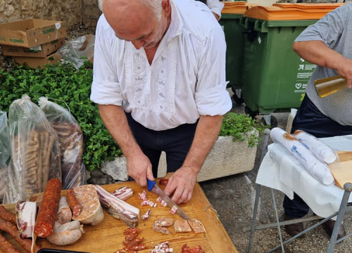 Fotografija 14 - Slavonski duh u srcu Dalmacije: Druženje uz čvarke i čobanac u Tribunju