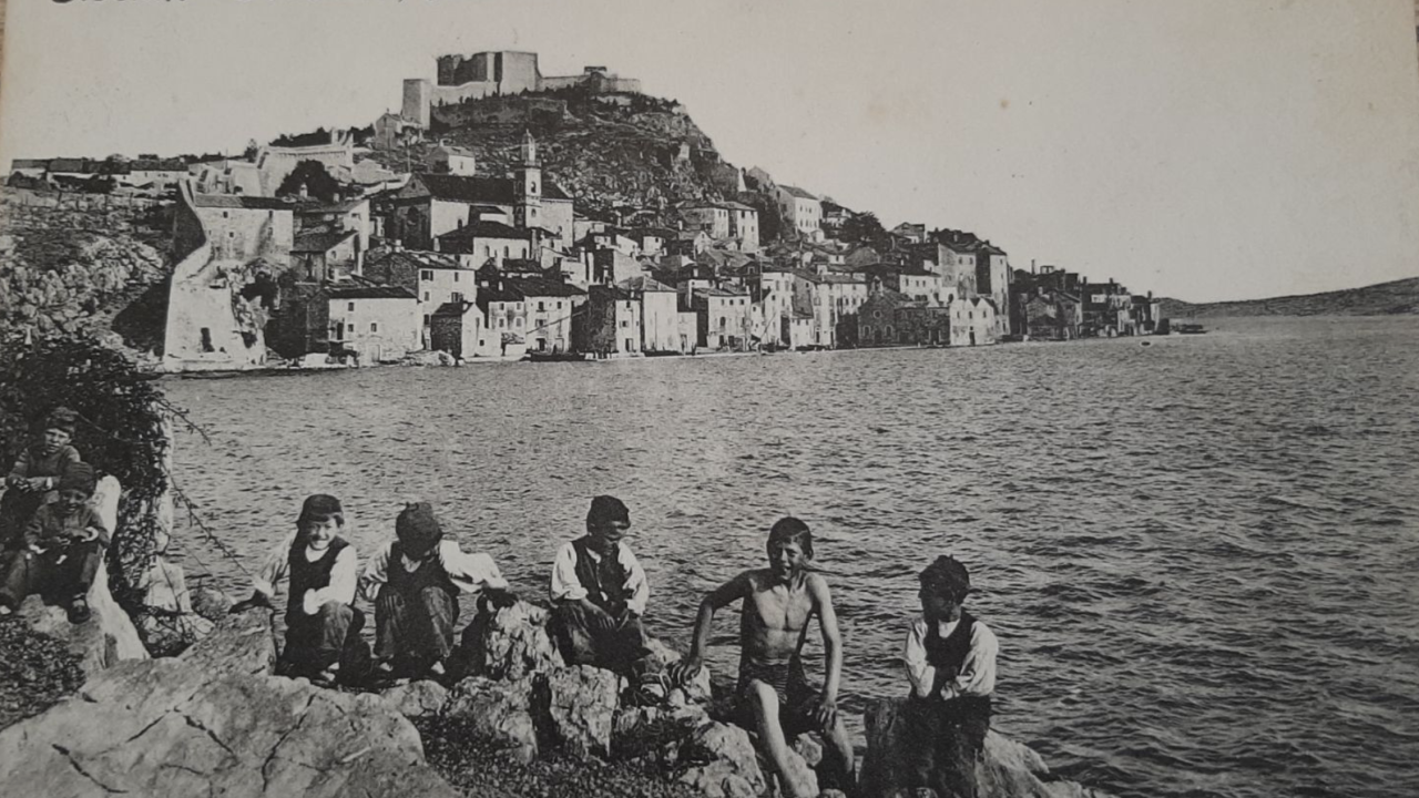 Kad je tvrdoglavi, sirovi, divji čovik, ali zeru manje, onda je arumast