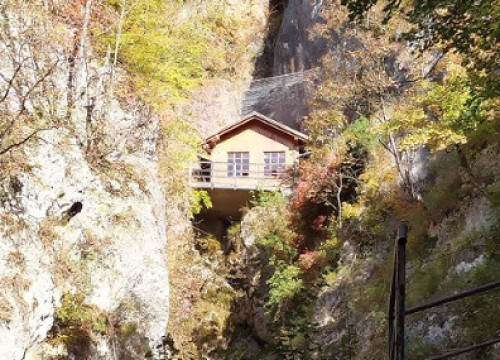 Na sat vremena od Knina: Pećina s kućom koju su nekad posjećivale stotine tisuća ljudi