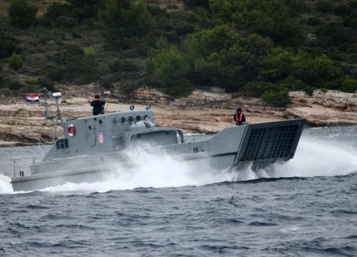 Fotografija 4 - Milanović pratio vojnu vježbu na pomorskom poligonu Žirje