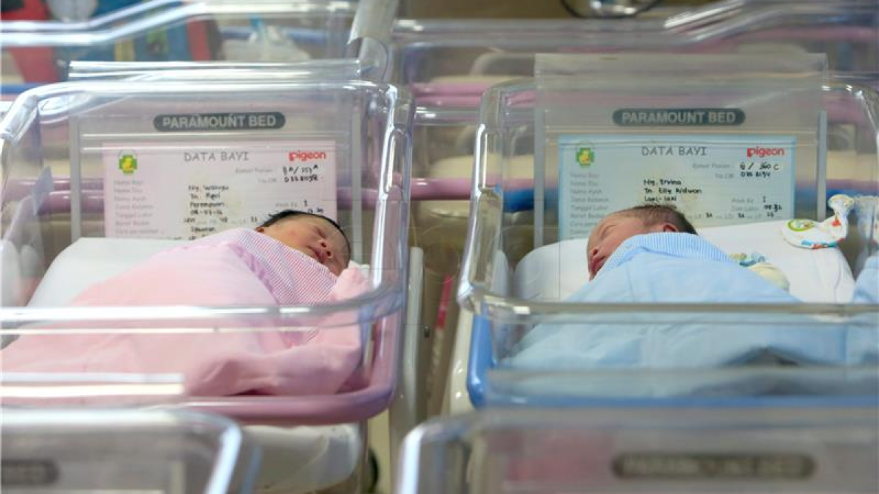 Muškarac cijelu kuću obojio u plavo zbog rođenja sina