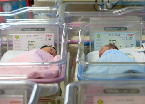 Muškarac cijelu kuću obojio u plavo zbog rođenja sina