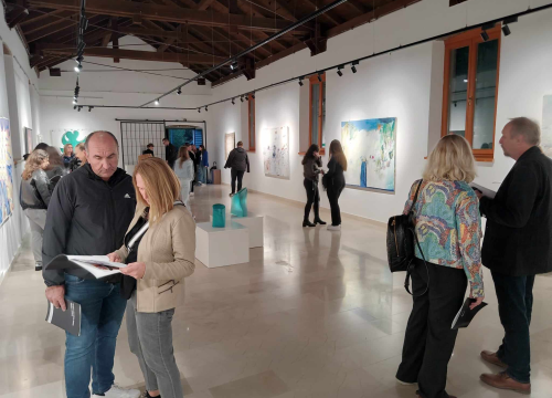 U galeriji Kninskog muzeja otvorena izložba 'Izdržati svom (nevoljenom) vremenu usprkos'