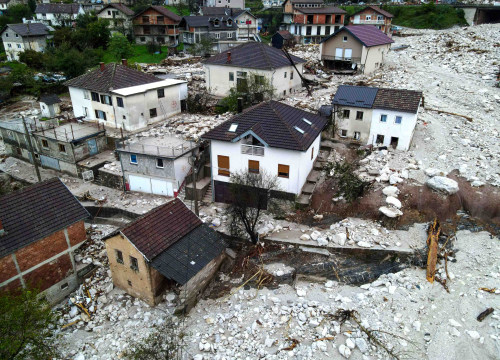 U Jablanici pronašli živog dječaka ispod ploče teške dvije tone