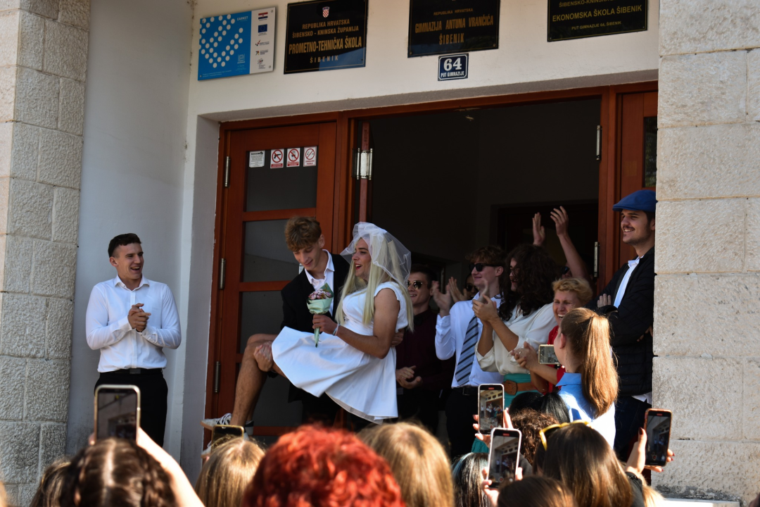 Veselo na Danima kruha u Gimnaziji: Dva učenika izrekli 'sudbonosno da'