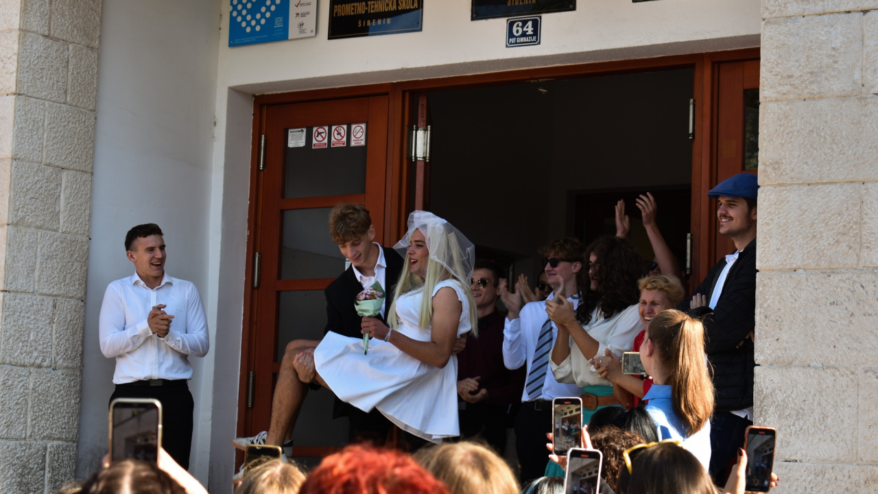 Veselo na Danima kruha u Gimnaziji: Dva učenika izrekli 'sudbonosno da'