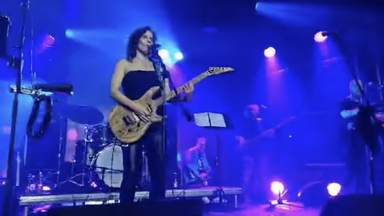 Katarina Peović pjevala i svirala gitaru na koncertu Alena Vitasovića u Zagrebu