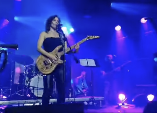 Katarina Peović pjevala i svirala gitaru na koncertu Alena Vitasovića u Zagrebu