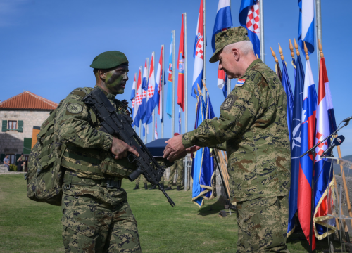 Fotografija 2 - Novi vođe Hrvatske vojske završili hodnju do Knina dugu 88 kilometara