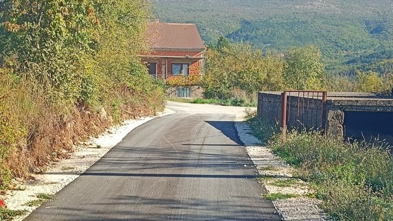 U Kninu 61-godišnjak vozio neregistrirani kombi bez vozačke dozvole