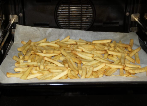 Evo zašto profesionalci stavljaju papir za pečenje na dno pećnice