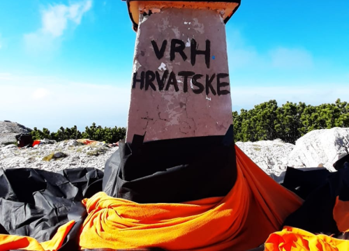 Fotografija 2 - Šibenski planinari Draženu u čast popeli se na Sinjal: ''Iako već dugo nisi sa nama i dalje si na vrhu'