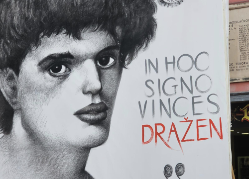 Fotografija 2 - Poznati šibenski umjetnik u centru grada postavio veliki Draženov portret