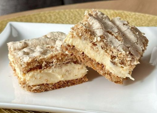 Recept za brzinsku slasticu sastavljenu od prhkih kora i divne kreme