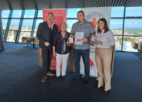 Fotografija 4 - Vodičani Robert Pašara i Slavko Minčić po sto puta darovali krv