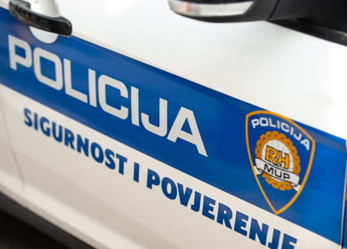 Lopovi na kninskom području ukrali traktorsku prikolicu i više komada alata