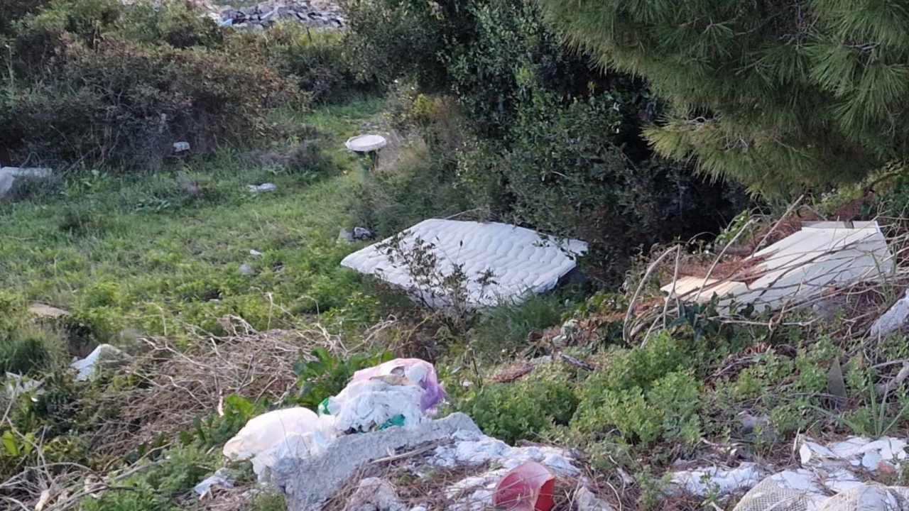 Čistačica bacila stari madrac pun novca, vlasnica se šokirala i zvala policiju