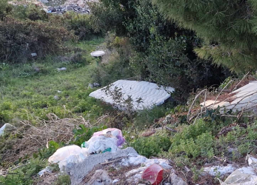 Čistačica bacila stari madrac pun novca, vlasnica se šokirala i zvala policiju