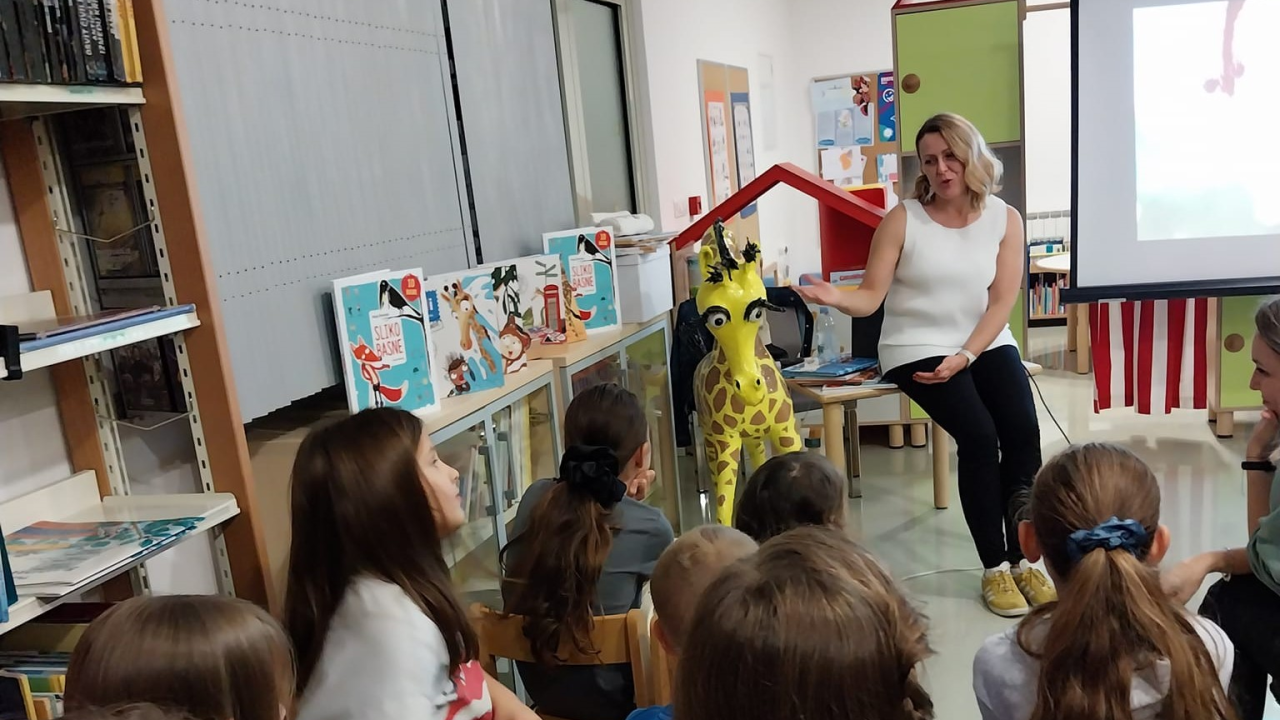 Maja Šimleša kninskim mališanima predstavila slikovnice o žirafi Suli