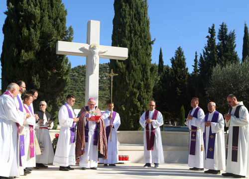 Fotografija 4 - Biskup Rogić predvodio misu na gradskom groblju Kvanj