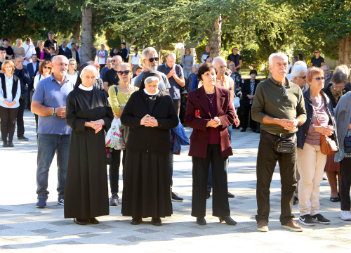 Fotografija 5 - Biskup Rogić predvodio misu na gradskom groblju Kvanj