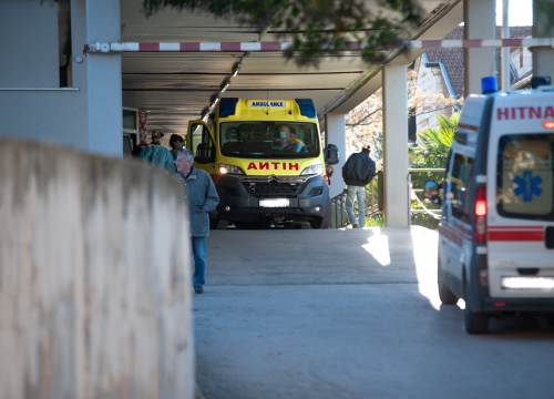 U prometnoj nesreći kod Šibenika teško ozlijeđen muškarac, dvoje djece na liječničkoj obradi