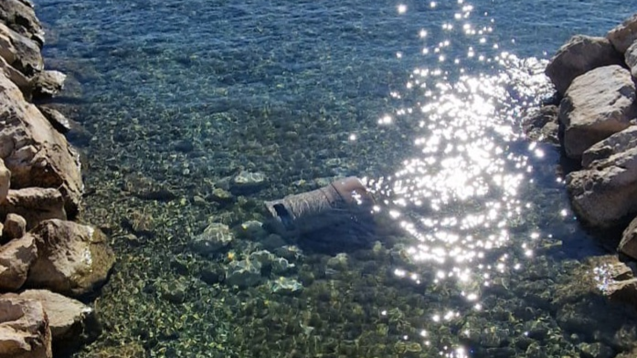 Vandalski ispadi na šetnici Vodice - Tribunj: Kante za smeće završile u moru