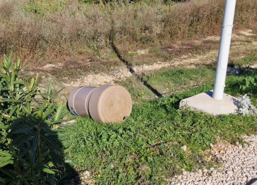 Fotografija 3 - Vandalski ispadi na šetnici Vodice - Tribunj: Kante za smeće završile u moru