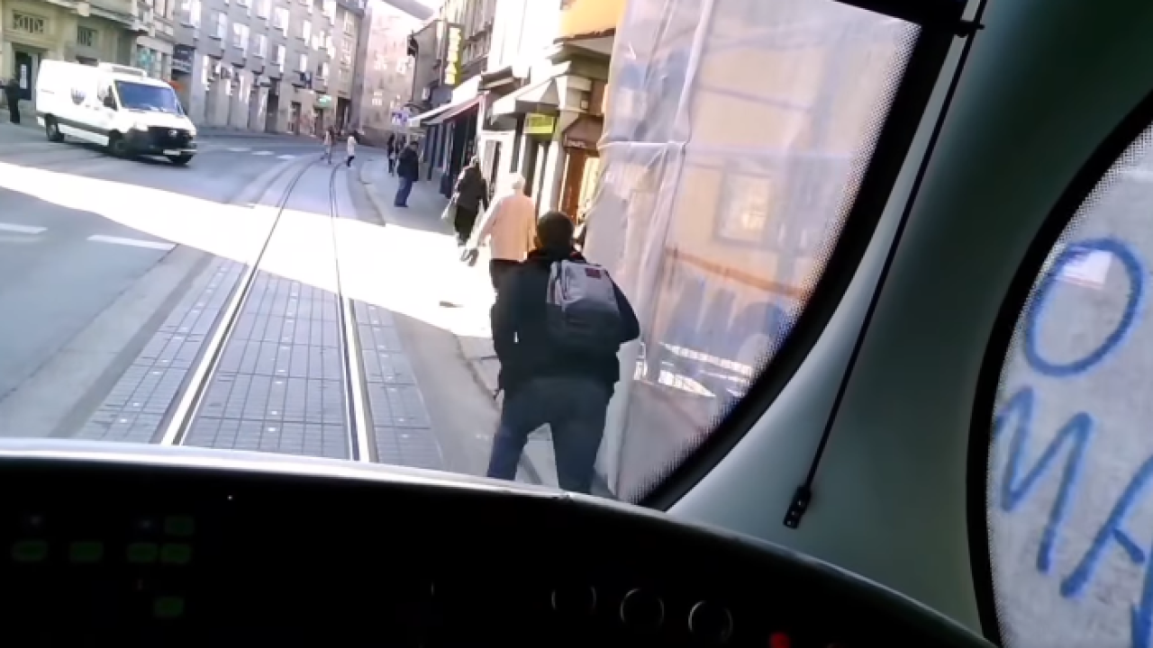 Vozač tramvaja pokazao zašto su slušalice u ušima opasne