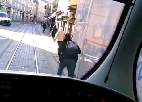 Vozač tramvaja pokazao zašto su slušalice u ušima opasne