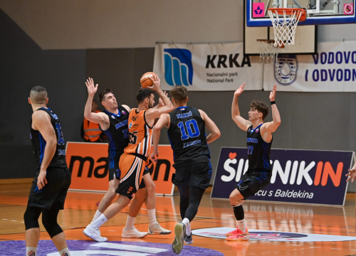 Tuča obilježila kraj košarkaške utakmice, sramotno ponašanje igrača Karla Mikšića