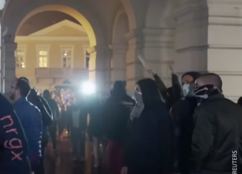 Varadinski most blokiran: Građani ostavljaju crvene otiske ruku kao poruku odgovornima