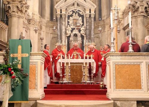 Fotografija 3 - Održano hodočašće vjernika Zadarske nadbiskupije u Šibenik