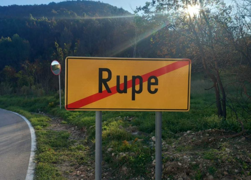 Fotografija 2 - U Rupama zamijenjene stare table koje su nosile tragove iz rata