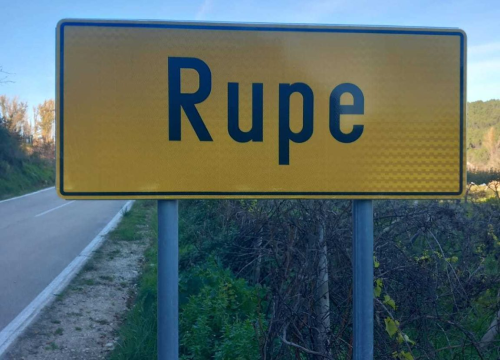 Fotografija 3 - U Rupama zamijenjene stare table koje su nosile tragove iz rata