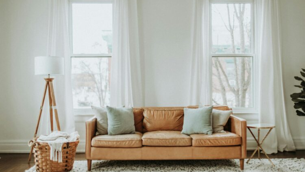 Jednostavan trik koji će u par minuta ukloniti tvrdokorne mrlje s kauča