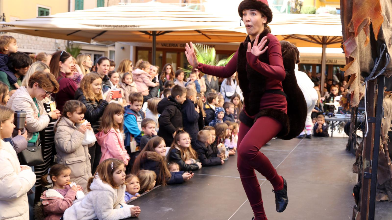 Veselo ispred šibenskog kazališta: Zdravo Maleni i Jesenko oduševili i mlade i stare