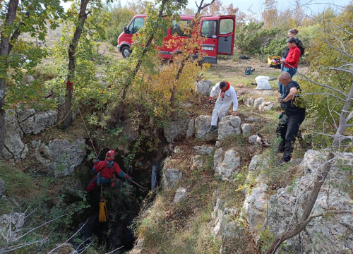 Šibenski speleolozi i djelatnici NP Krka očistili ulaz jame Spaskraljice