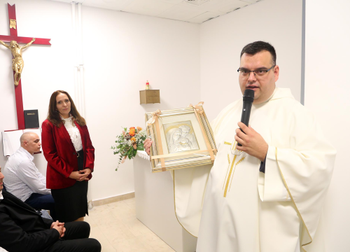 Fotografija 2 - Biskup Rogić u Kninu blagoslovio novu bolničku kapelu