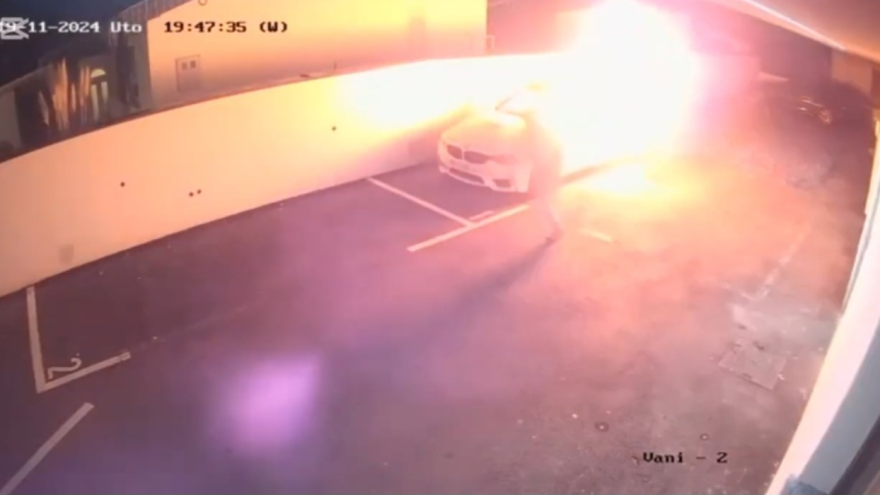 Užas na parkingu: Muškarac polio BMW benzinom pa ga zapalio