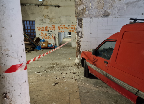 Fotografija 5 - Zloglasna garaža u Šarinoj pekari još jednom opravdala nadimak: Rušio se strop po autima