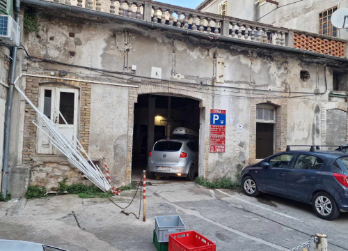 Fotografija 9 - Zloglasna garaža u Šarinoj pekari još jednom opravdala nadimak: Rušio se strop po autima