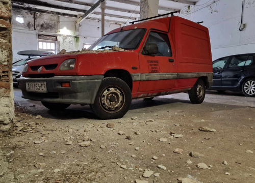 Fotografija 2 - Zloglasna garaža u Šarinoj pekari još jednom opravdala nadimak: Rušio se strop po autima