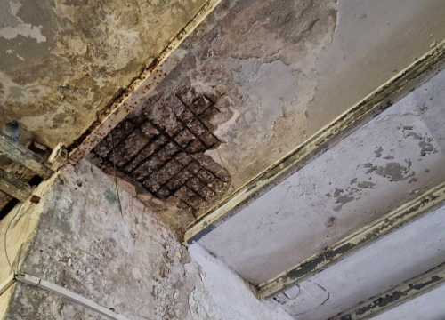 Fotografija 3 - Zloglasna garaža u Šarinoj pekari još jednom opravdala nadimak: Rušio se strop po autima