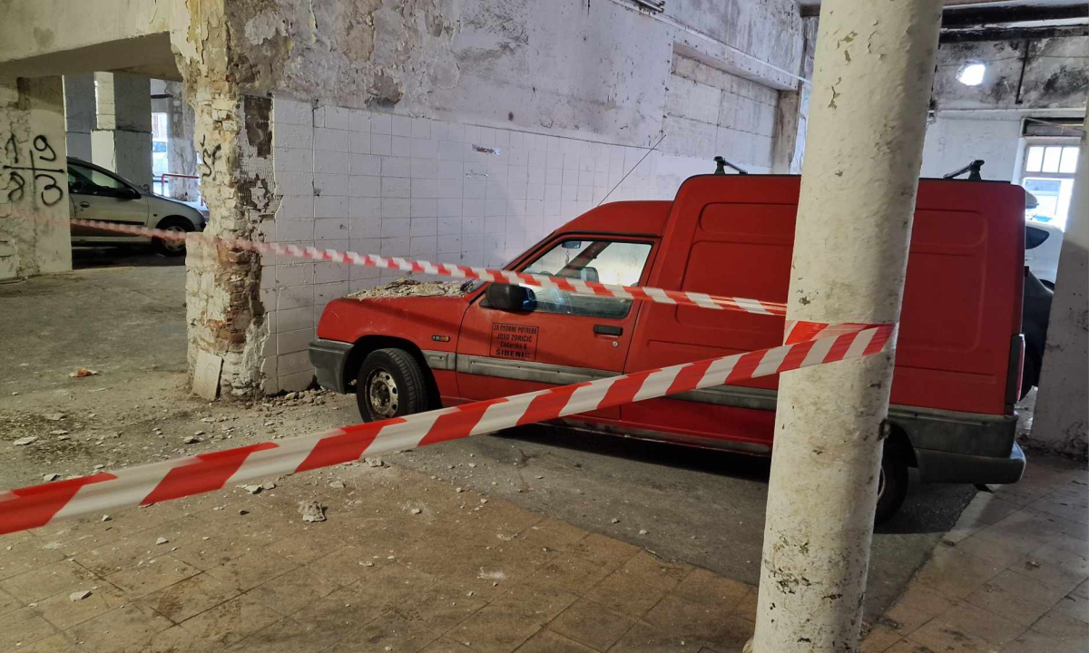 Zloglasna garaža u Šarinoj pekari još jednom opravdala nadimak: Rušio se strop po autima