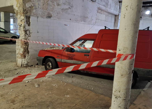 Fotografija 7 - Zloglasna garaža u Šarinoj pekari još jednom opravdala nadimak: Rušio se strop po autima